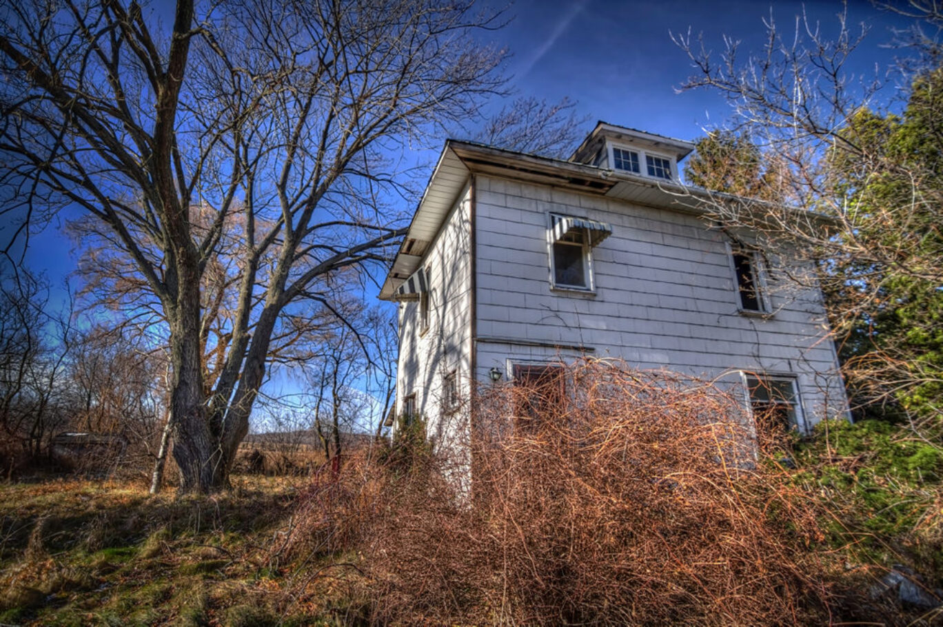 Permanent Vacation - abandoned farmhouse in Ontario, Canada
