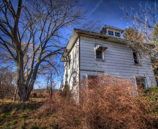Permanent Vacation - abandoned farmhouse in Ontario, Canada