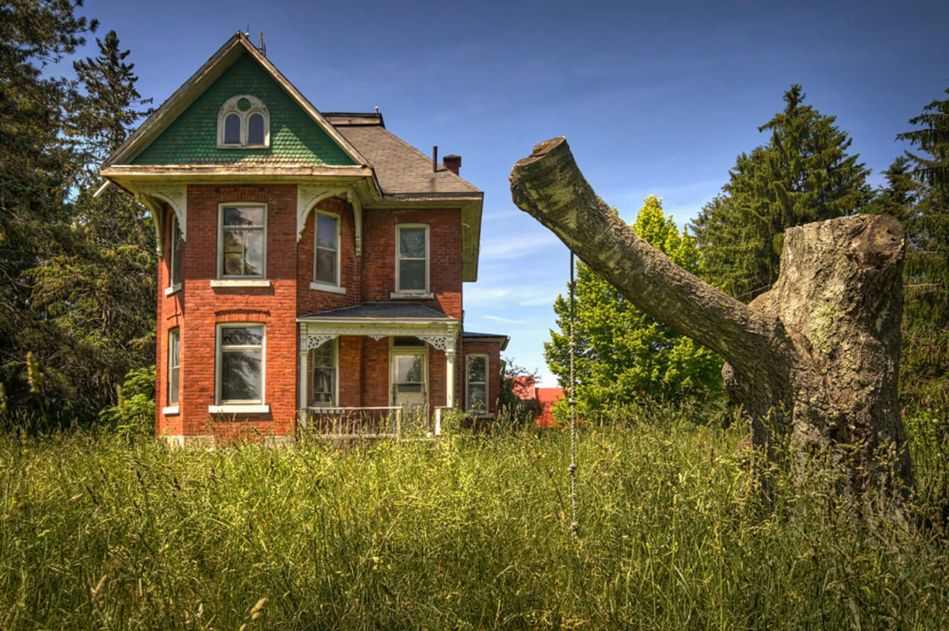 Abandoned farmhouse in Ontario, Canada - Left Ahead Photography