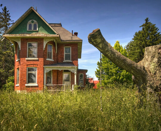 Abandoned farmhouse in Ontario, Canada - Left Ahead Photography