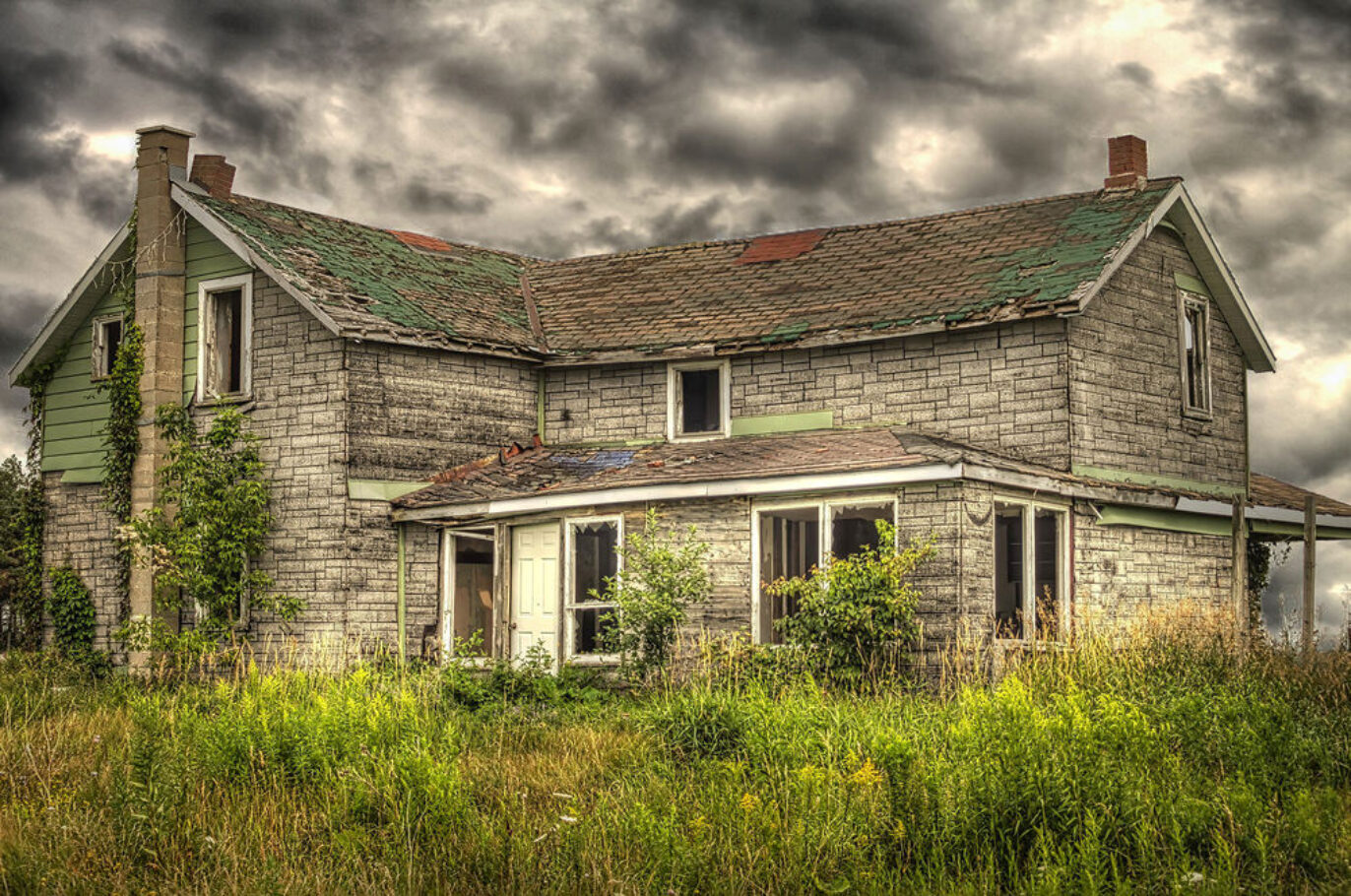 Summer Haze - Abandoned farmhouse in Ontario, Canada