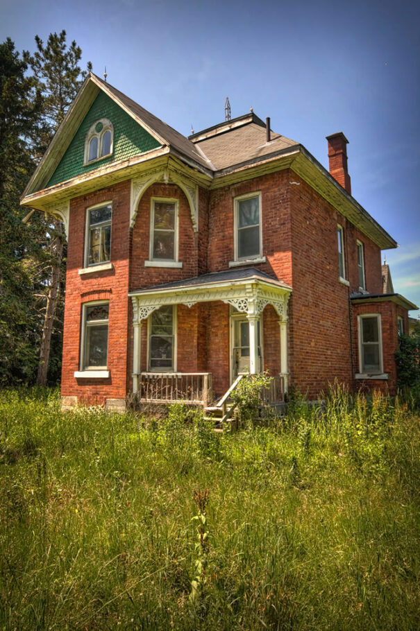 Abandoned farmhouse in Ontario, Canada - Left Ahead Photography