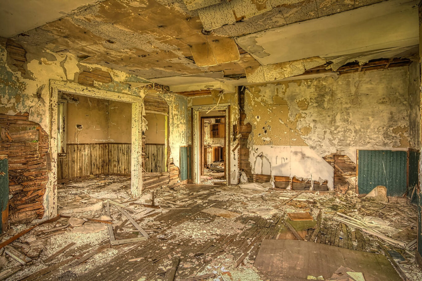 Summer Haze - Abandoned farmhouse in Ontario, Canada