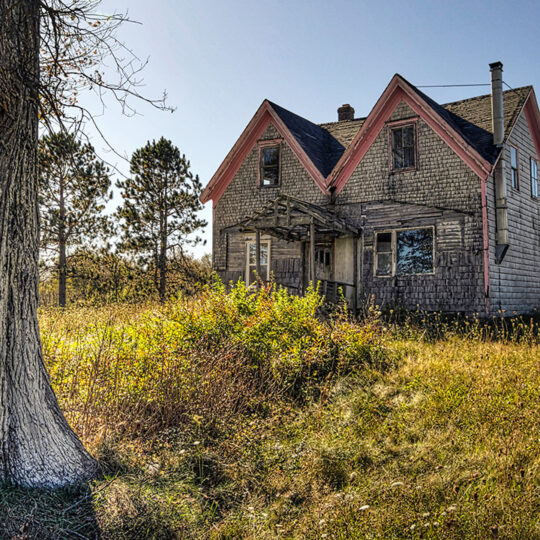 “Pink Ladies” - Abandoned farmhouse in Nova Scotia, Canada - Left Ahead Photography (leftahead.ca) Rurex | Urbex | Landscapes | Streets