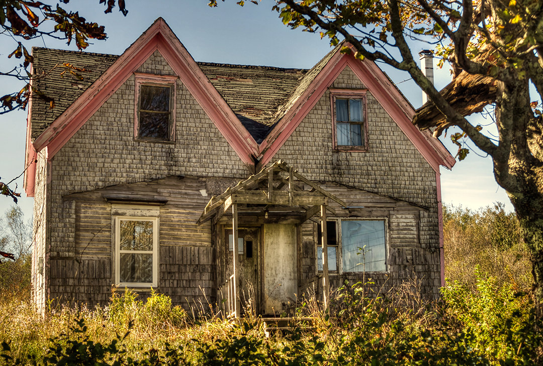 “Pink Ladies” - Abandoned farmhouse in Nova Scotia, Canada - Left Ahead Photography (leftahead.ca) Rurex | Urbex | Landscapes | Streets